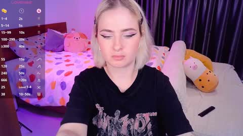 Snapshot of shyfoxxxy chatting on December 5, 8:33 am Effie online show from December 5, 8:33 am