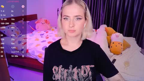 Snapshot of shyfoxxxy chatting on December 6, 3:55 pm Effie online show from December 6, 3:55 pm