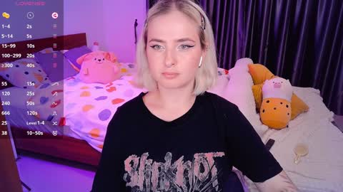 Snapshot of shyfoxxxy chatting on December 6, 7:01 pm Effie online show from December 6, 7:01 pm