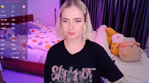 Snapshot of shyfoxxxy chatting on December 7, 8:22 am Effie online show from December 7, 8:22 am