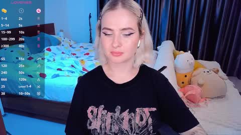 Snapshot of shyfoxxxy chatting on December 8, 3:13 pm Effie online show from December 8, 3:13 pm