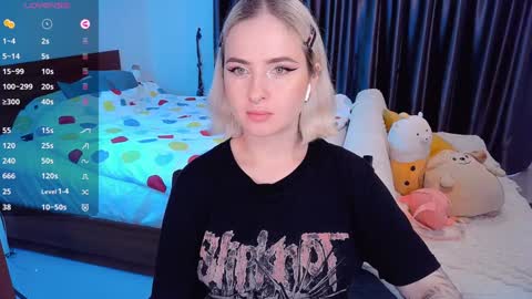 Snapshot of shyfoxxxy chatting on December 9, 8:22 am Effie online show from December 9, 8:22 am