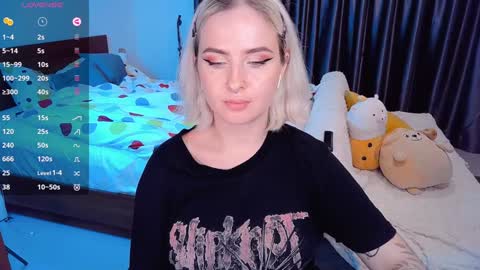 Snapshot of shyfoxxxy chatting on December 9, 3:54 pm Effie online show from December 9, 3:54 pm