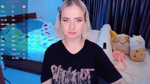 Snapshot of shyfoxxxy chatting on December 10, 7:58 am Effie online show from December 10, 7:58 am