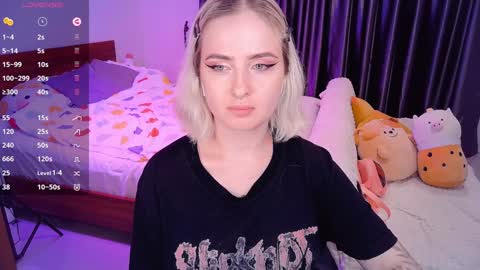 Snapshot of shyfoxxxy chatting on December 10, 2:39 pm Effie online show from December 10, 2:39 pm