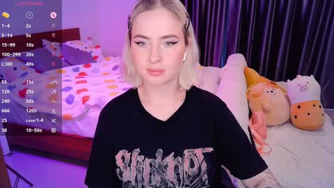 Snapshot of shyfoxxxy chatting on December 11, 7:42 am Effie online show from December 11, 7:42 am