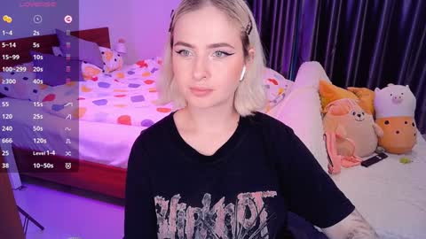 Snapshot of shyfoxxxy chatting on December 12, 8:36 am Effie online show from December 12, 8:36 am