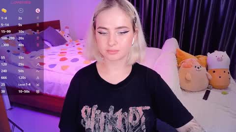 Snapshot of shyfoxxxy chatting on December 13, 5:21 pm Effie online show from December 13, 5:21 pm