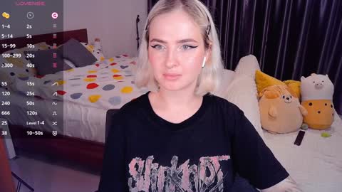 Snapshot of shyfoxxxy chatting on December 13, 8:26 pm Effie online show from December 13, 8:26 pm