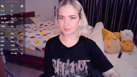 Snapshot of shyfoxxxy chatting on December 14, 9:51 am Effie online show from December 14, 9:51 am