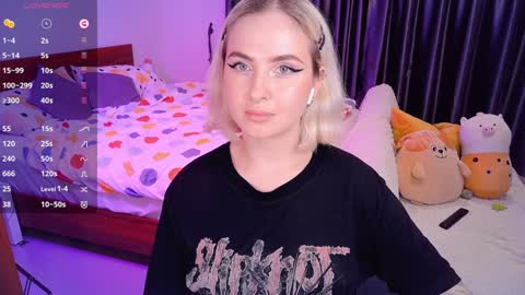 Snapshot of shyfoxxxy chatting on December 14, 5:03 pm Effie online show from December 14, 5:03 pm