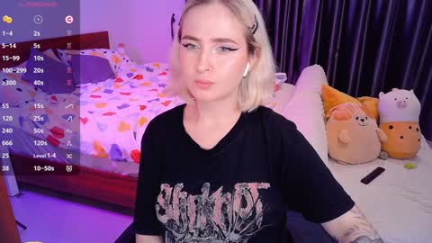 Snapshot of shyfoxxxy chatting on December 14, 8:08 pm Effie online show from December 14, 8:08 pm