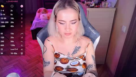 Snapshot of shyfoxxxy chatting on December 18, 7:08 pm Effie online show from December 18, 7:08 pm