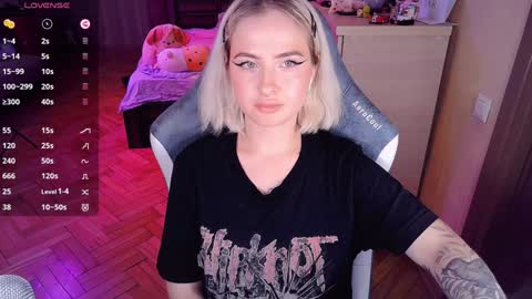 Snapshot of shyfoxxxy chatting on December 18, 10:24 pm Effie online show from December 18, 10:24 pm