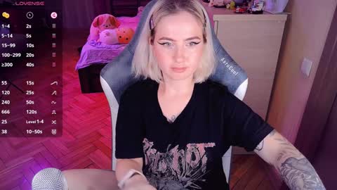 Snapshot of shyfoxxxy chatting on December 19, 1:28 am Effie online show from December 19, 1:28 am