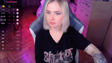 Snapshot of shyfoxxxy chatting on December 20, 1:54 pm Effie online show from December 20, 1:54 pm