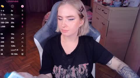 Snapshot of shyfoxxxy chatting on January 2, 9:18 pm Effie online show from January 2, 9:18 pm