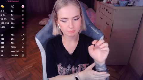 Snapshot of shyfoxxxy chatting on January 3, 5:42 pm Effie online show from January 3, 5:42 pm