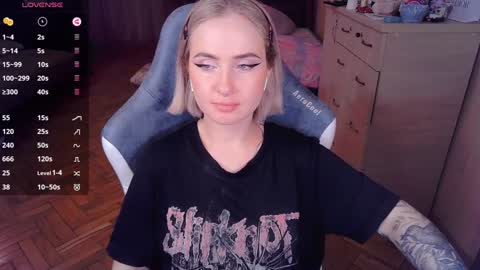 Snapshot of shyfoxxxy chatting on January 3, 8:43 pm Effie online show from January 3, 8:43 pm