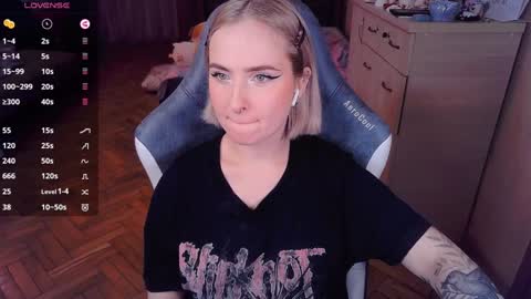 Snapshot of shyfoxxxy chatting on January 4, 7:34 pm Effie online show from January 4, 7:34 pm