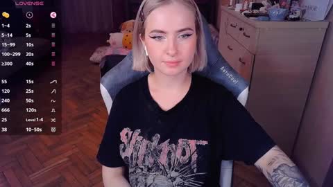 Snapshot of shyfoxxxy chatting on January 5, 1:35 am Effie online show from January 5, 1:35 am