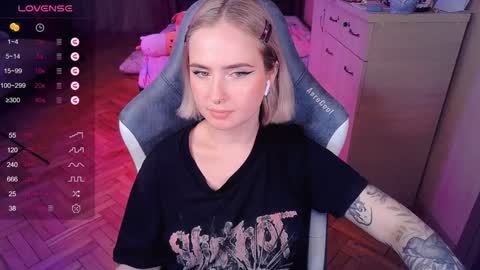 Snapshot of shyfoxxxy chatting on January 8, 1:53 am Effie online show from January 8, 1:53 am