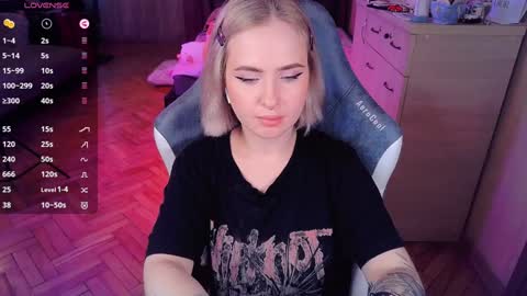 Snapshot of shyfoxxxy chatting on January 10, 12:47 pm Effie online show from January 10, 12:47 pm