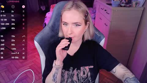 Snapshot of shyfoxxxy chatting on January 13, 8:26 pm Effie online show from January 13, 8:26 pm