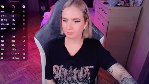 Snapshot of shyfoxxxy chatting on January 14, 8:59 pm Effie online show from January 14, 8:59 pm