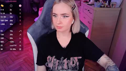 Snapshot of shyfoxxxy chatting on January 23, 3:32 pm Effie online show from January 23, 3:32 pm