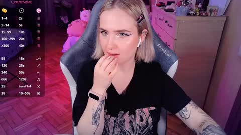 Snapshot of shyfoxxxy chatting on January 24, 7:39 pm Effie online show from January 24, 7:39 pm