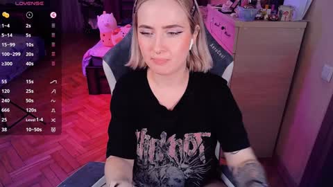 Snapshot of shyfoxxxy chatting on January 29, 1:27 am Effie online show from January 29, 1:27 am