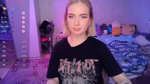 Snapshot of shyfoxxxy chatting on February 10, 6:56 pm Effie online show from February 10, 6:56 pm