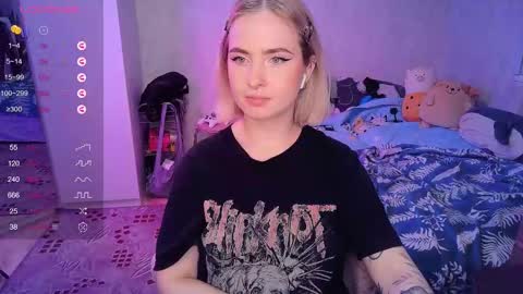 Snapshot of shyfoxxxy chatting on February 13, 3:24 pm Effie online show from February 13, 3:24 pm