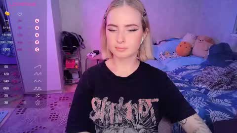 Snapshot of shyfoxxxy chatting on February 18, 10:03 pm Effie online show from February 18, 10:03 pm