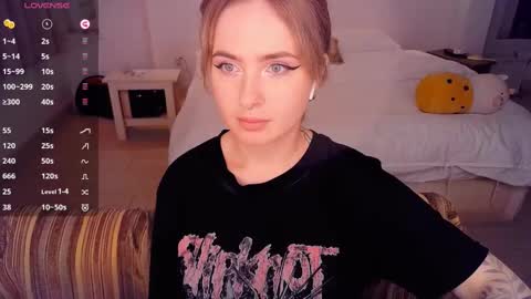 Snapshot of shyfoxxxy chatting on March 3, 12:37 pm Effie online show from March 3, 12:37 pm