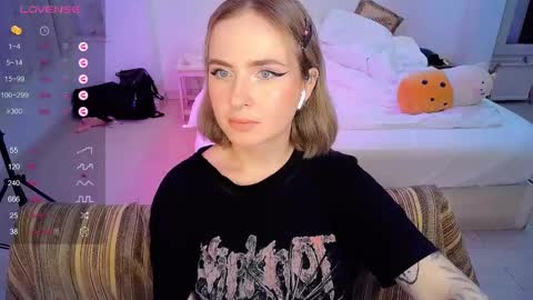 Snapshot of shyfoxxxy chatting on March 6, 3:02 pm Effie online show from March 6, 3:02 pm