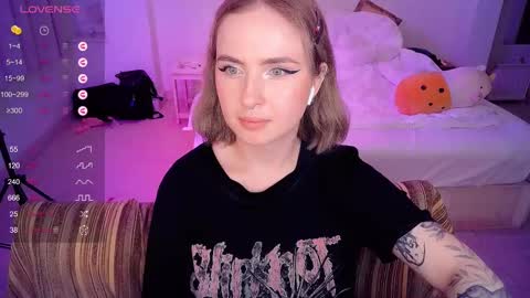 Snapshot of shyfoxxxy chatting on March 6, 6:26 pm Effie online show from March 6, 6:26 pm