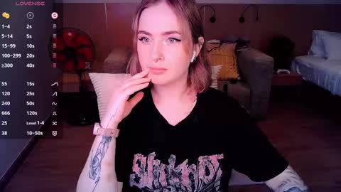 Snapshot of shyfoxxxy chatting on March 10, 12:48 pm Effie online show from March 10, 12:48 pm