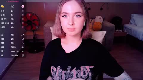 Snapshot of shyfoxxxy chatting on March 10, 8:01 pm Effie online show from March 10, 8:01 pm