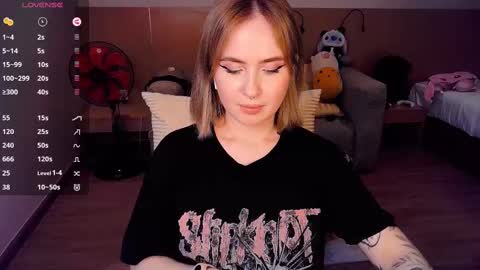 Snapshot of shyfoxxxy chatting on March 12, 6:55 pm Effie online show from March 12, 6:55 pm