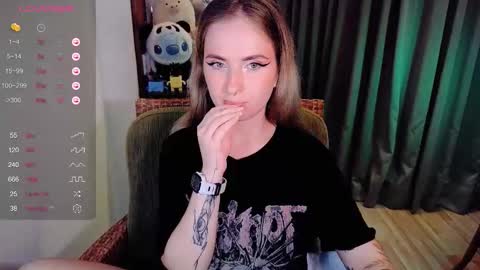 Snapshot of shyfoxxxy chatting on September 9, 11:32 am Effie online show from September 9, 11:32 am