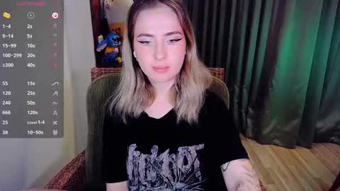 Snapshot of shyfoxxxy chatting on October 2, 5:25 am Effie online show from October 2, 5:25 am