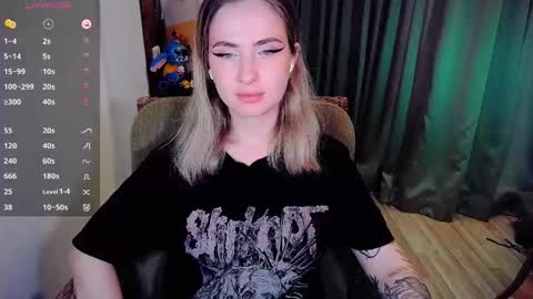 Snapshot of shyfoxxxy chatting on October 4, 4:21 am Effie online show from October 4, 4:21 am