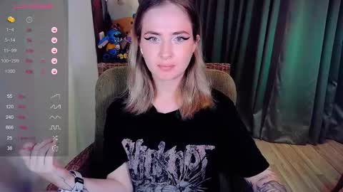 Snapshot of shyfoxxxy chatting on October 6, 11:07 am Effie online show from October 6, 11:07 am