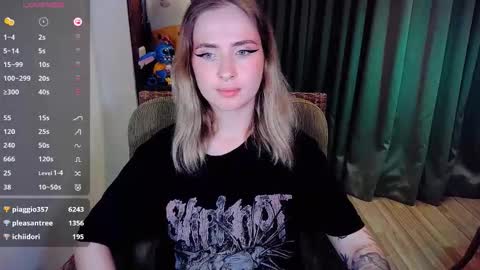 Snapshot of shyfoxxxy chatting on October 12, 6:40 pm Effie online show from October 12, 6:40 pm