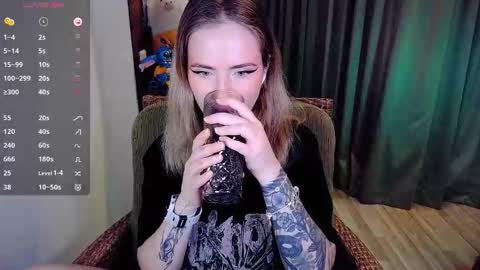 Snapshot of shyfoxxxy chatting on October 15, 6:46 am Effie online show from October 15, 6:46 am