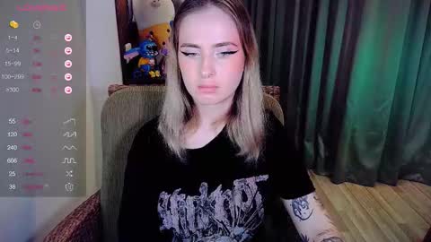 Snapshot of shyfoxxxy chatting on October 17, 7:22 am Effie online show from October 17, 7:22 am