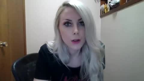 Snapshot of shygirlyxo chatting on May 4, 1:45 am shygirlyxo online show from May 4, 1:45 am