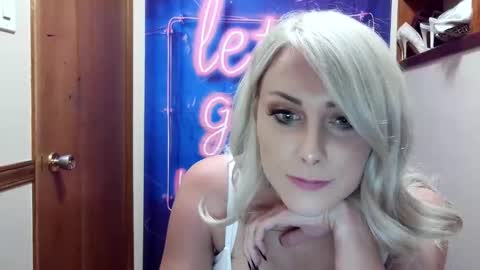 Snapshot of shygirlyxo chatting on June 3, 2:25 am shygirlyxo online show from June 3, 2:25 am
